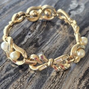 CrownTrifari Vintage Gold-Tone Pearl Accent Bow Link Bracelet - Women Jewelry 7"